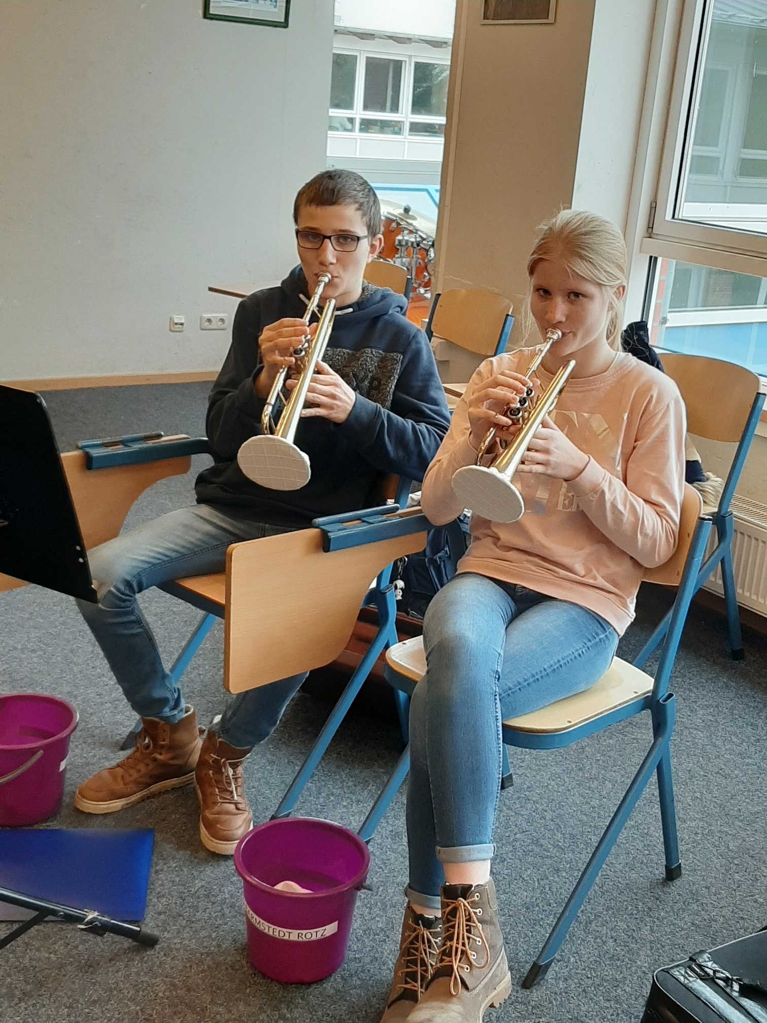 Die Geschwister Glen und Kea aus der 9b musizieren mit Mützchen Die Geschwister Glen und Kea aus der 9b musizieren mit Mützchen